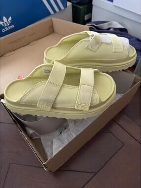 UGG GoldenGlow Slide Sandals Size 5